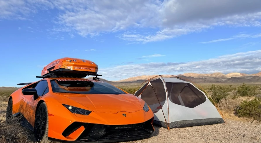 Chủ xe Lamborghini Huracan chạy 6.400 km, chở 1.000 ô tô mô hình trên nóc để tặng miễn phí cho trẻ em trên đường