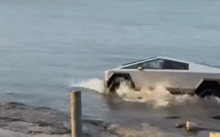 Chủ xe Tesla đấu trộm điện công để sạc, cháy rụi cả ô tô lẫn nhà bên cạnh Chủ xe Tesla đấu trộm điện công để sạc, cháy rụi cả ô tô lẫn nhà bên cạnh