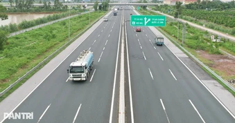 Chuyên gia nói về việc tổ chức làn vượt trên cao tốc.