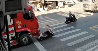 Chuyển hướng thiếu quan sát, người phụ nữ suýt mất mạng dưới bánh ô tô tải