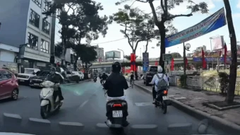 Clip: Học sinh đi xe máy lạng lách, gây tai nạn rồi bỏ đi