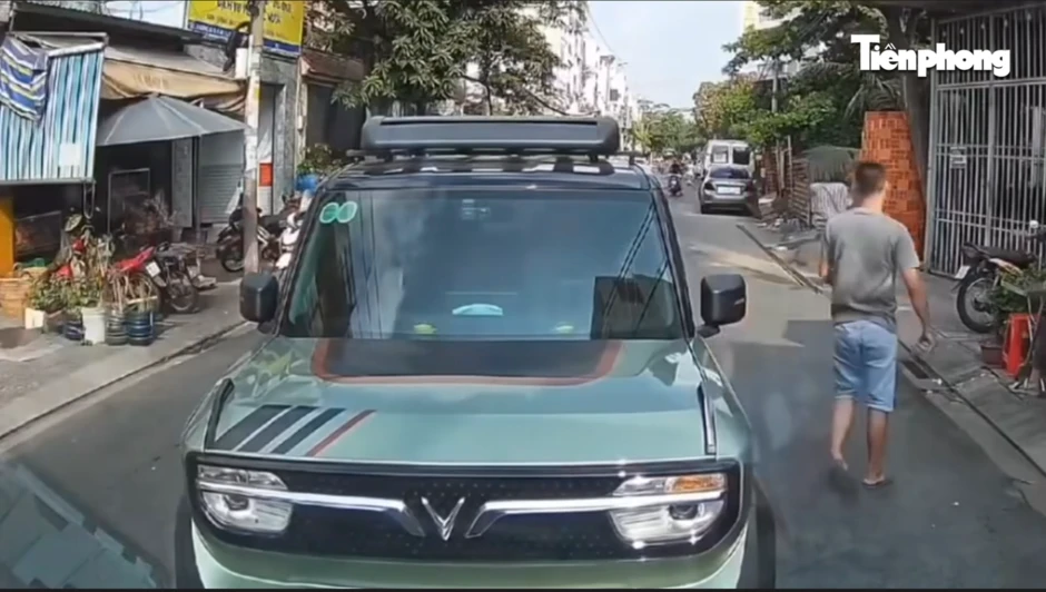 CLIP: Mâu thuẫn giao thông, tài xế bỏ ô tô giữa đường CLIP: Mâu thuẫn giao thông, tài xế bỏ ô tô giữa đường