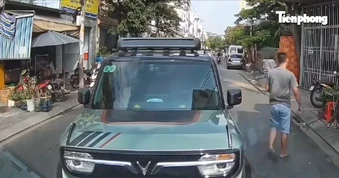 CLIP: Mâu thuẫn giao thông, tài xế bỏ ô tô giữa đường