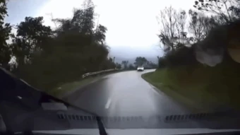 Clip: Ô tô xoay 2 vòng, thoát khỏi tai nạn ở khúc cua