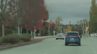 Clip: SUV va chạm khiến xe thể thao lật nghiêng, văng qua dải phân cách
