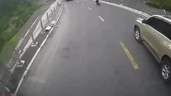 Clip: Xe khách vượt ẩu gây tai nạn liên hoàn trên đường đèo