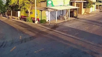Clip: Xe máy 'kẹp' ba lao vào ô tô, một người bị hất vào gầm