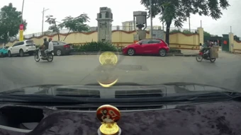 Clip: Xe máy phóng nhanh đâm vỡ kính lái ô tô