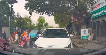 Có cần nhường đường cho xe đang mượn làn ngược chiều để vượt?