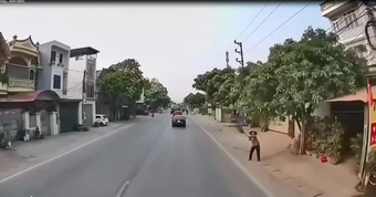 Cô gái thoát chết thần kỳ ngay trước đầu xe ben khi bị đẩy đi 500m