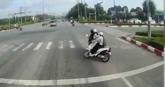 Cố vượt đèn vàng ở ngã tư, xe máy gây tai nạn