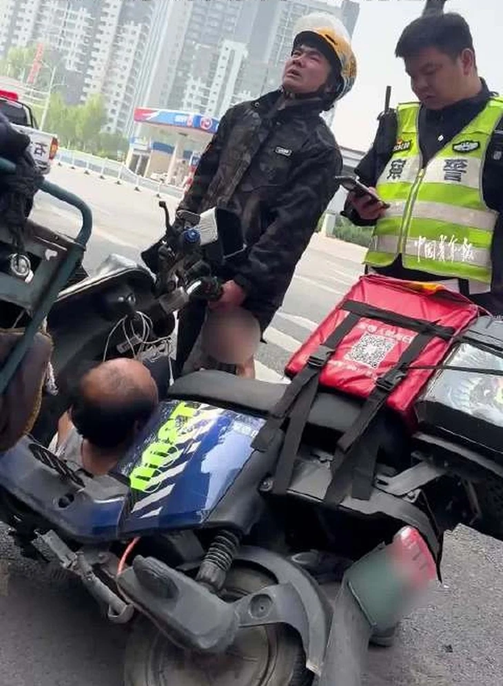 CSGT bỏ tiền túi trả thay shipper bị đòi bồi thường, dân mạng ca ngợi CSGT bỏ tiền túi trả thay shipper bị đòi bồi thường, dân mạng ca ngợi