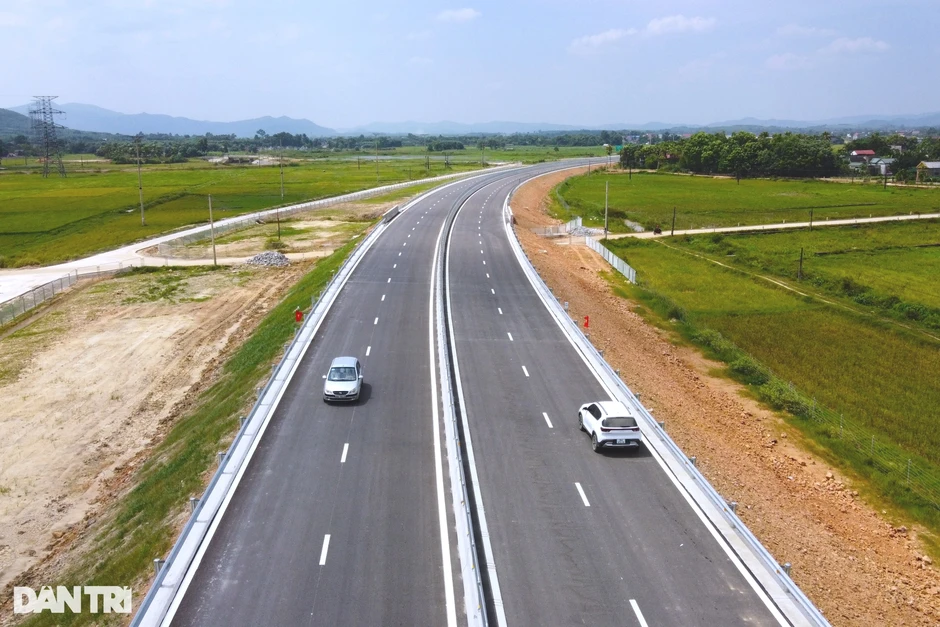 CSGT xử phạt lỗi không giữ khoảng cách an toàn trên cao tốc. CSGT xử phạt lỗi không giữ khoảng cách an toàn trên cao tốc.