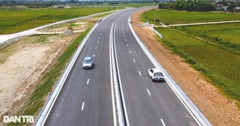 CSGT xử phạt lỗi không giữ khoảng cách an toàn trên cao tốc.