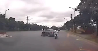 Cua trái bất cẩn, ô tô đẩy ngã người đi xe máy