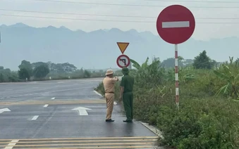 Cục CSGT vào cuộc, tháo dỡ biển báo giao thông bất hợp lý ở Ninh Bình