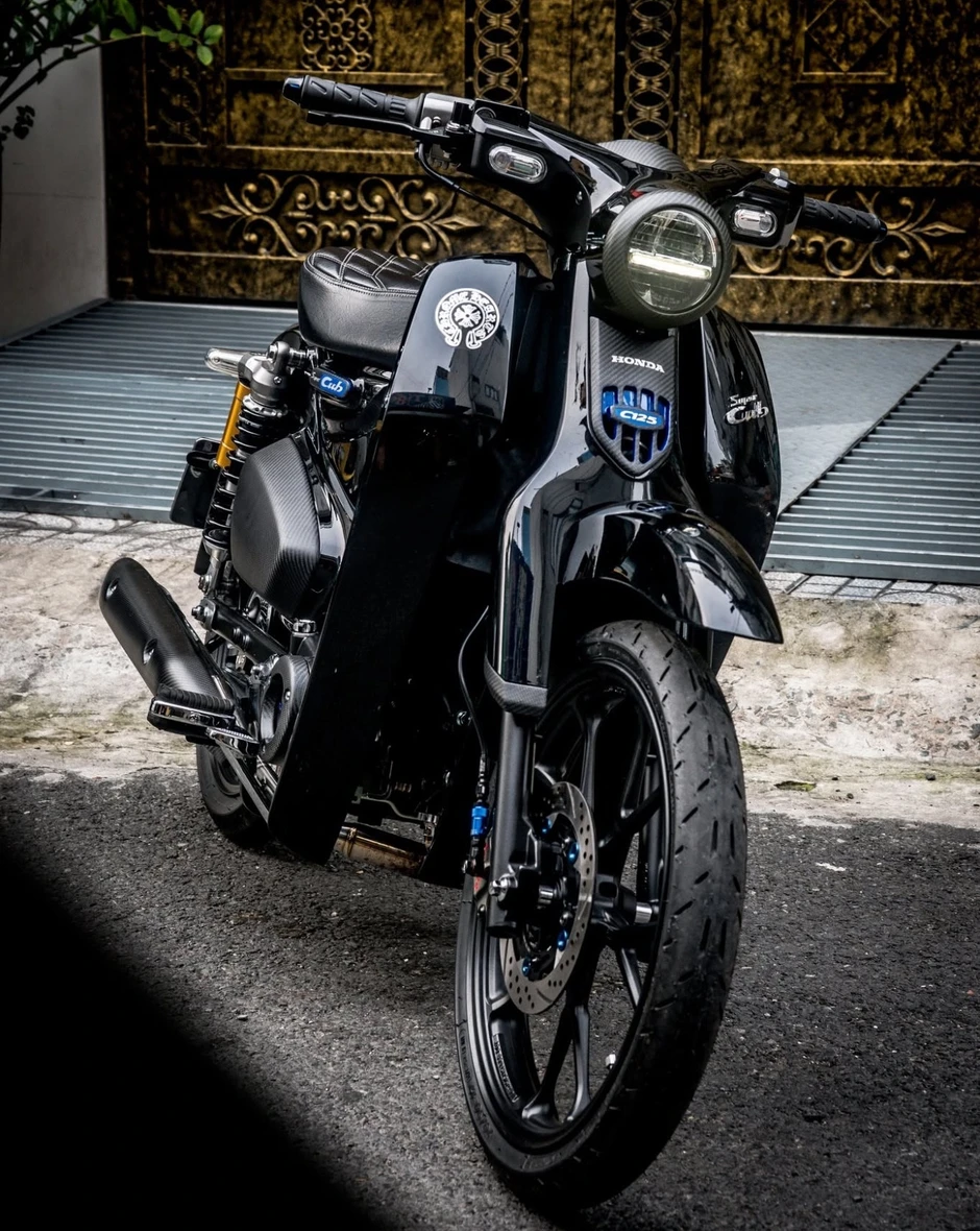 Dân chơi Gia Lai chi 120 triệu độ Honda Cub 125 thành bản đen tuyền huyền bí Dân chơi Gia Lai chi 120 triệu độ Honda Cub 125 thành bản đen tuyền huyền bí