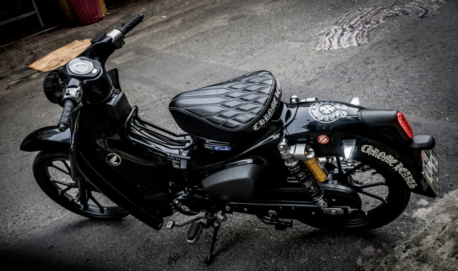 Dân chơi Gia Lai chi 120 triệu độ Honda Cub 125 thành bản đen tuyền huyền bí Dân chơi Gia Lai chi 120 triệu độ Honda Cub 125 thành bản đen tuyền huyền bí