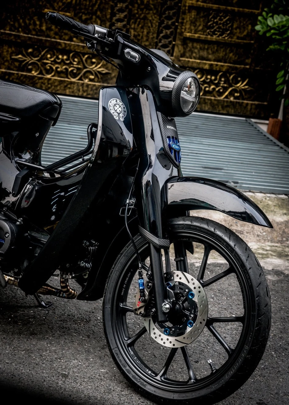 Dân chơi Gia Lai chi 120 triệu độ Honda Cub 125 thành bản đen tuyền huyền bí Dân chơi Gia Lai chi 120 triệu độ Honda Cub 125 thành bản đen tuyền huyền bí
