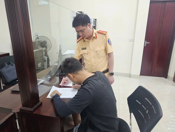 Để 2 trẻ thò đầu và đu bám cửa ô tô đang chạy, tài xế bị xử phạt Để 2 trẻ thò đầu và đu bám cửa ô tô đang chạy, tài xế bị xử phạt