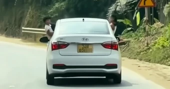 Để 2 trẻ thò đầu và đu bám cửa ô tô đang chạy, tài xế bị xử phạt
