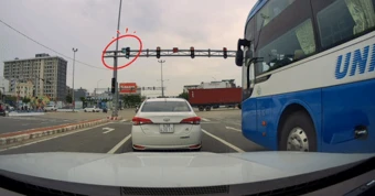 Đèn tín hiệu 'nhảy múa' giữa ngã tư ở Đà Nẵng khiến xe Audi suýt gây tai nạn