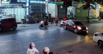 'Dẻo tay' vòng tránh ô tô quay đầu, nam thanh niên đi xe máy gây họa cho xe khác