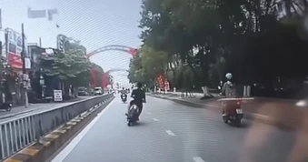 Đi xe máy đánh võng, thanh niên đầu trần lao thẳng vào xe buýt