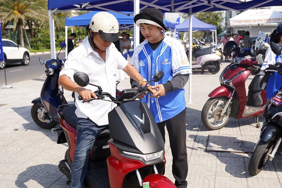 Định giá chớp nhoáng, trợ giá hấp dẫn: Người dân tấp nập mang xe xăng đổi lấy xe máy điện VinFast Định giá chớp nhoáng, trợ giá hấp dẫn: Người dân tấp nập mang xe xăng đổi lấy xe máy điện VinFast