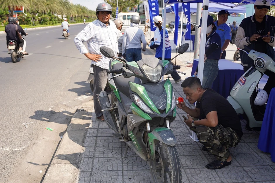 Định giá chớp nhoáng, trợ giá hấp dẫn: Người dân tấp nập mang xe xăng đổi lấy xe máy điện VinFast Định giá chớp nhoáng, trợ giá hấp dẫn: Người dân tấp nập mang xe xăng đổi lấy xe máy điện VinFast