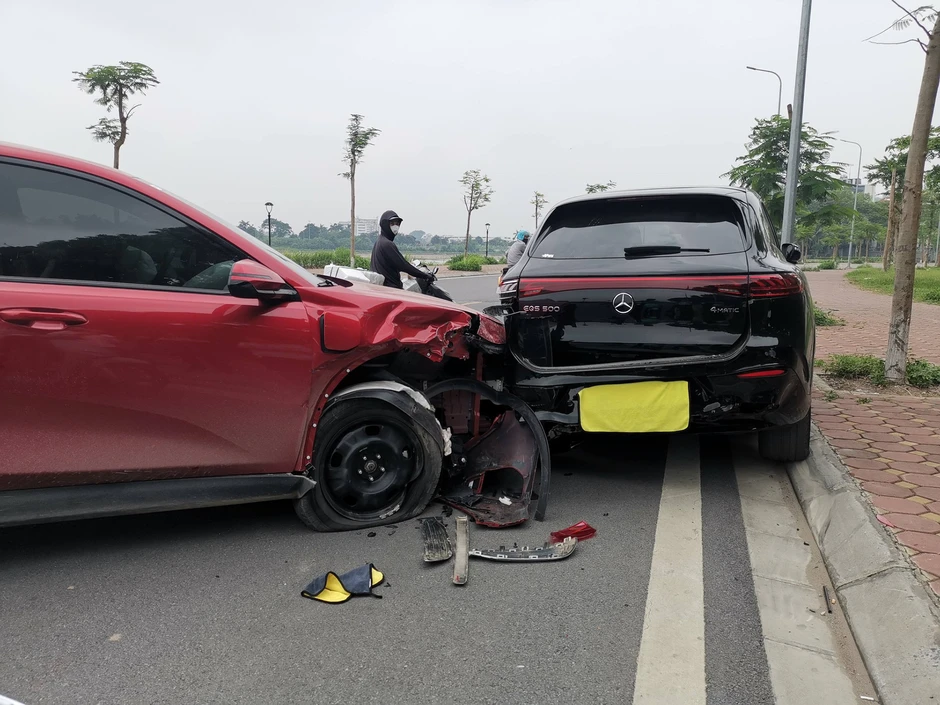 Đỗ lề đường, Mercedes-Benz EQS bị VinFast Limo Green đâm mạnh, tiền sửa đắt đỏ Đỗ lề đường, Mercedes-Benz EQS bị VinFast Limo Green đâm mạnh, tiền sửa đắt đỏ