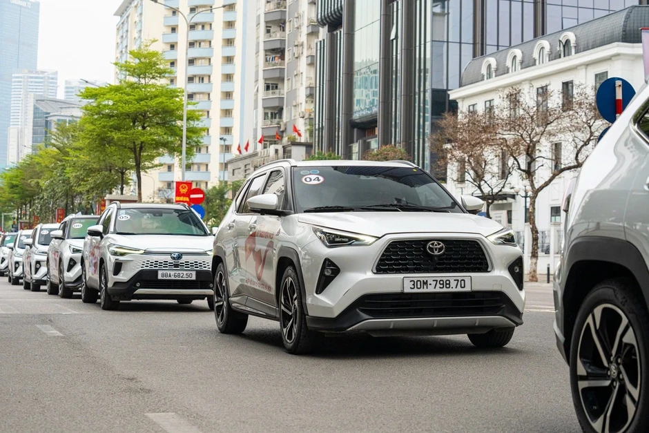 Doanh số Toyota tăng gấp đôi, Yaris Cross dẫn đầu mảng xe động cơ đốt trong
