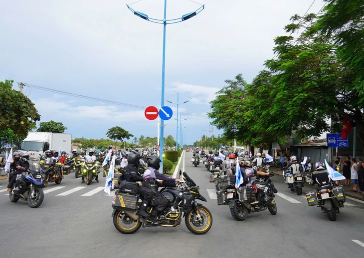 Du khách reo hò cổ vũ cả ngàn mô tô diễu hành trên cung đường biển Nha Trang