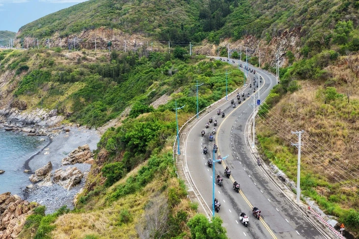 Du khách reo hò cổ vũ cả ngàn mô tô diễu hành trên cung đường biển Nha Trang