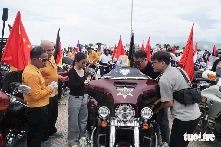 Du khách reo hò cổ vũ cả ngàn mô tô diễu hành trên cung đường biển Nha Trang