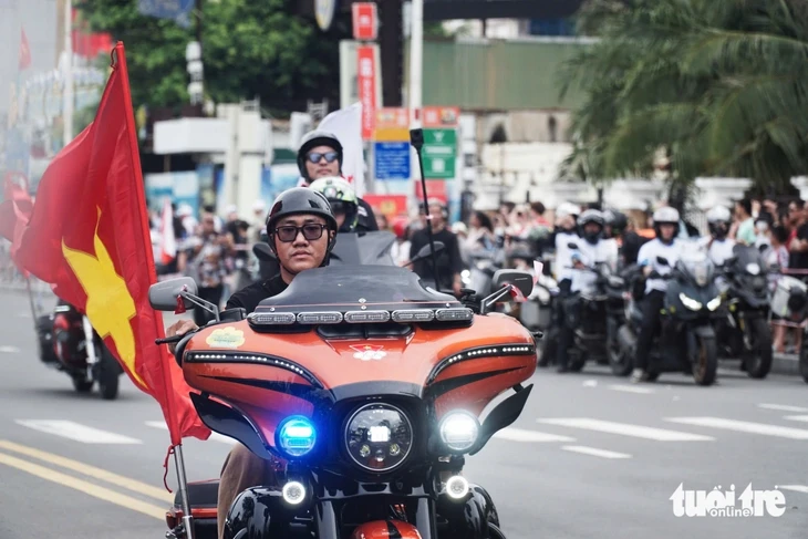 Du khách reo hò cổ vũ cả ngàn mô tô diễu hành trên cung đường biển Nha Trang