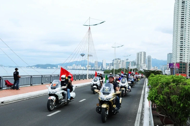 Du khách reo hò cổ vũ cả ngàn mô tô diễu hành trên cung đường biển Nha Trang