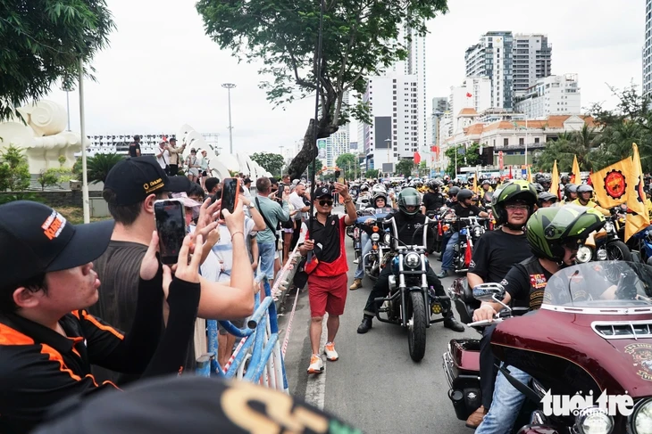 Du khách reo hò cổ vũ cả ngàn mô tô diễu hành trên cung đường biển Nha Trang