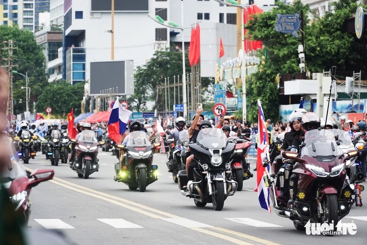 Du khách reo hò cổ vũ cả ngàn mô tô diễu hành trên cung đường biển Nha Trang