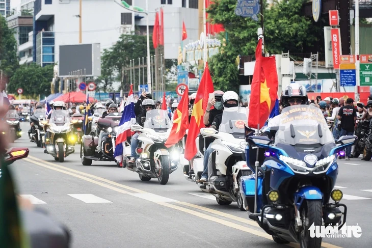 Du khách reo hò cổ vũ cả ngàn mô tô diễu hành trên cung đường biển Nha Trang