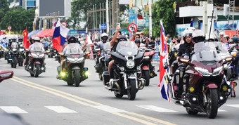Du khách reo hò cổ vũ cả ngàn mô tô diễu hành trên cung đường biển Nha Trang