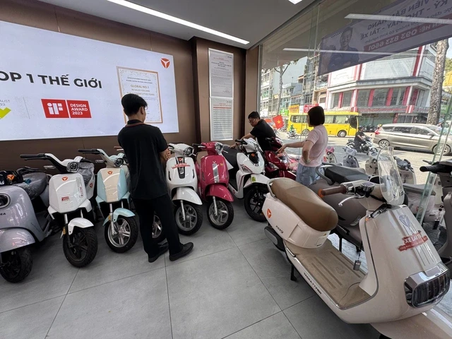 Đua nhau đi xem và mua xe máy điện trong ngày cuối tuần ở TPHCM Đua nhau đi xem và mua xe máy điện trong ngày cuối tuần ở TPHCM