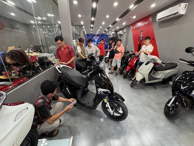 Đua nhau đi xem và mua xe máy điện trong ngày cuối tuần ở TPHCM Đua nhau đi xem và mua xe máy điện trong ngày cuối tuần ở TPHCM