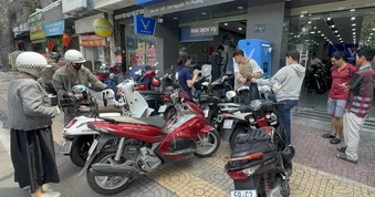Đua nhau đi xem và mua xe máy điện trong ngày cuối tuần ở TPHCM