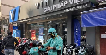 Đua nhau đổi xe máy điện, tài xế công nghệ phải chờ vài tuần mới được nhận xe