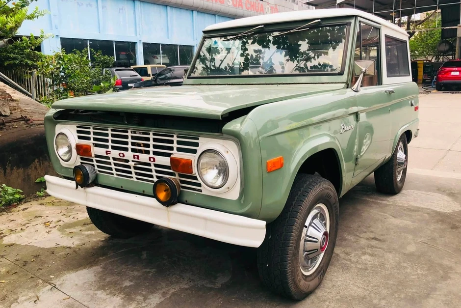 Ford Bronco 1971 “nguyên zin” rao bán ngang một chiếc Lexus RX 350 đời mới