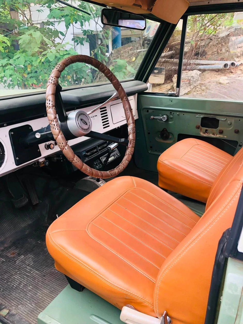 Ford Bronco 1971 “nguyên zin” rao bán ngang một chiếc Lexus RX 350 đời mới