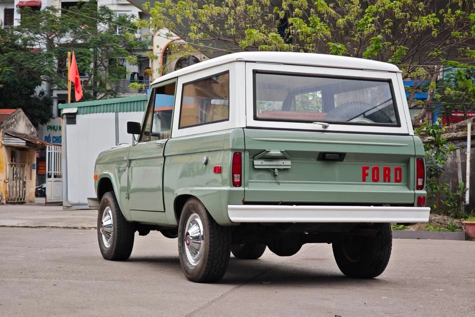 Ford Bronco 1971 “nguyên zin” rao bán ngang một chiếc Lexus RX 350 đời mới