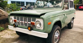 Ford Bronco 1971 “nguyên zin” rao bán ngang một chiếc Lexus RX 350 đời mới