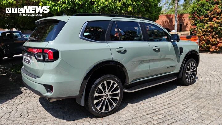 Ford Everest thêm bản máy xăng 300 mã lực, giá về Việt Nam hơn 1,6 tỷ đồng Ford Everest thêm bản máy xăng 300 mã lực, giá về Việt Nam hơn 1,6 tỷ đồng